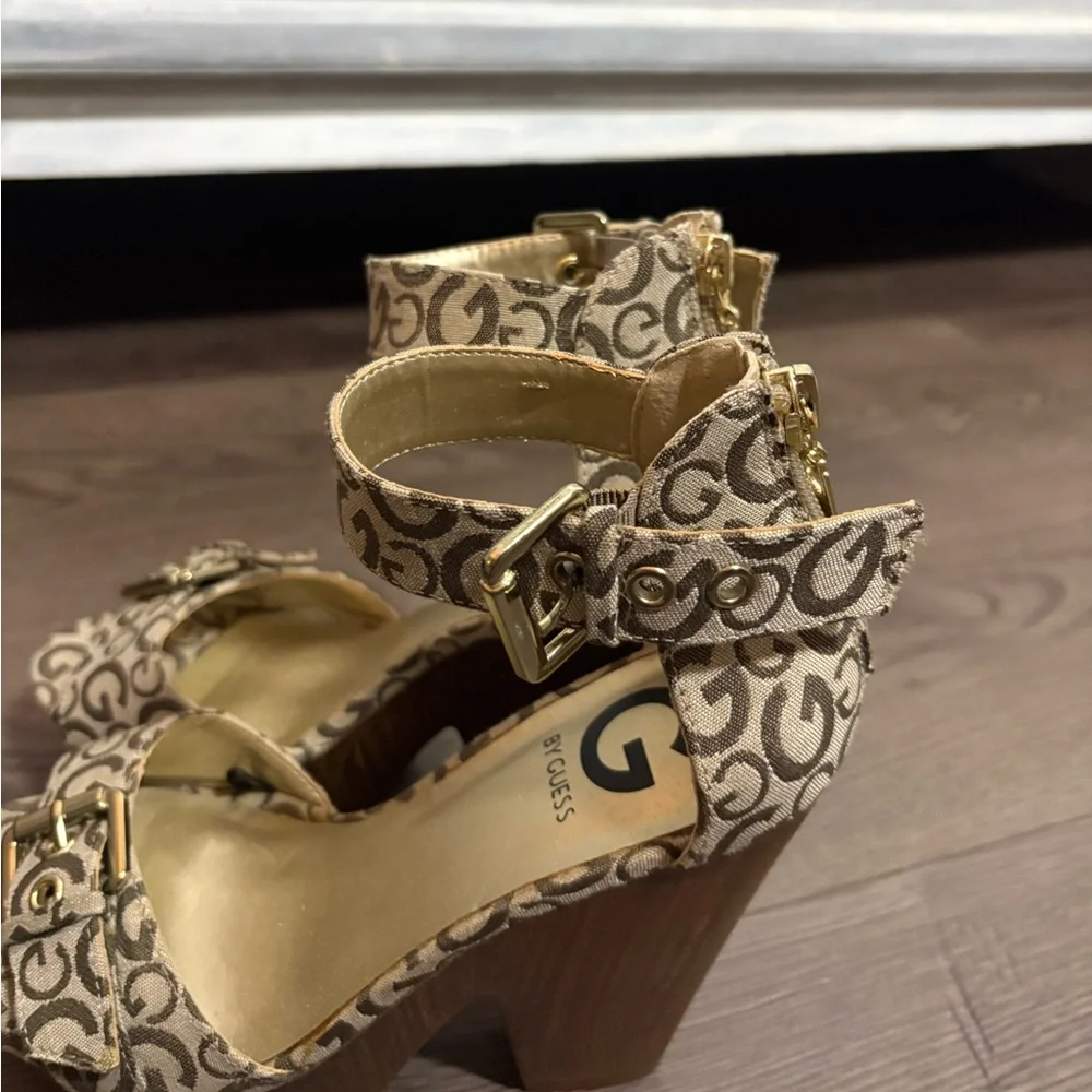 Y2K G By Guess Faux Wood Tan Logo Sultry Wedges Buckle Strappy Stylish Club Sexy